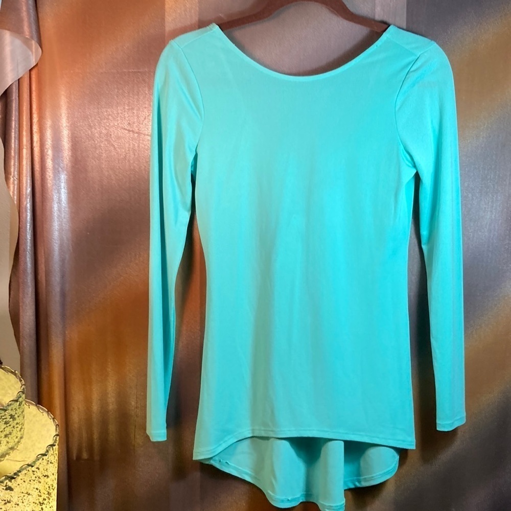 Vintage 90’s mint green V-back blouse. Bisou Bisou size XS. 34” chest. B3